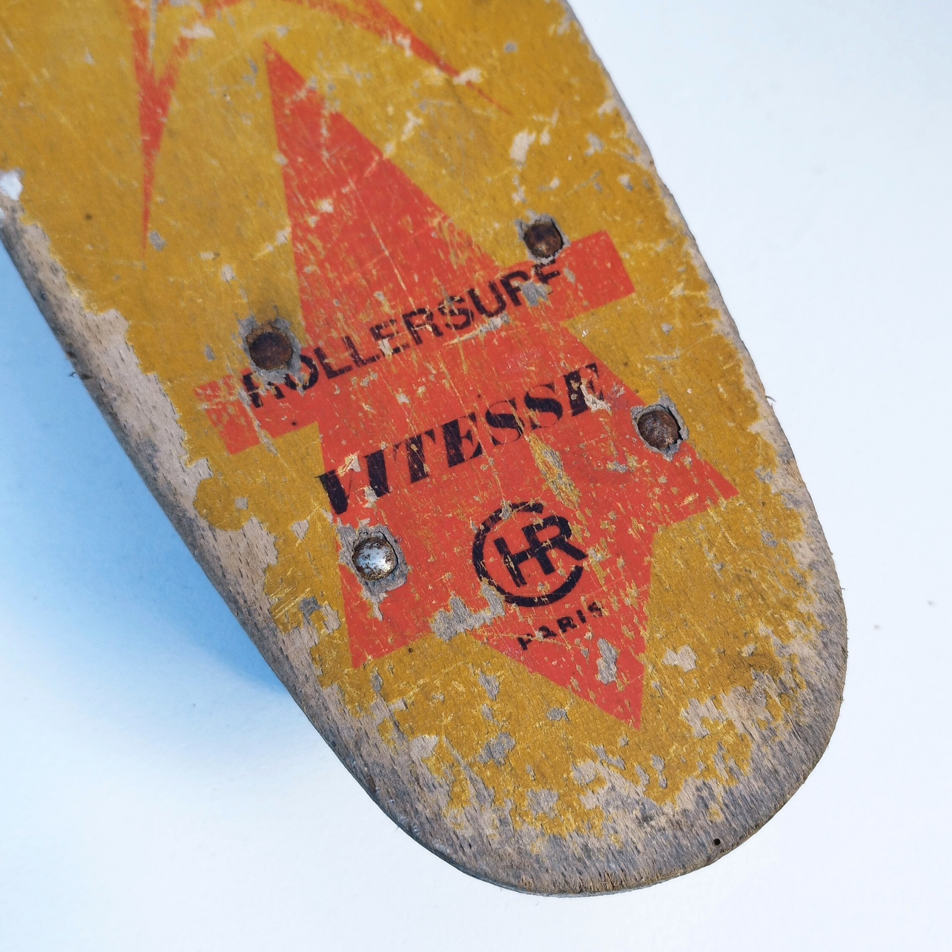 Ancien skate board ou roller surf en bois de la marque CHR vitesse Paris. Possède ses quatre roues, Il est roulant (mériterait un peu de graisse). Traces d'usage, manque de peinture, des chocs. Il a servi. Etat d'usage Longueur : 57,5 cm Largeur max : 14,5 cm