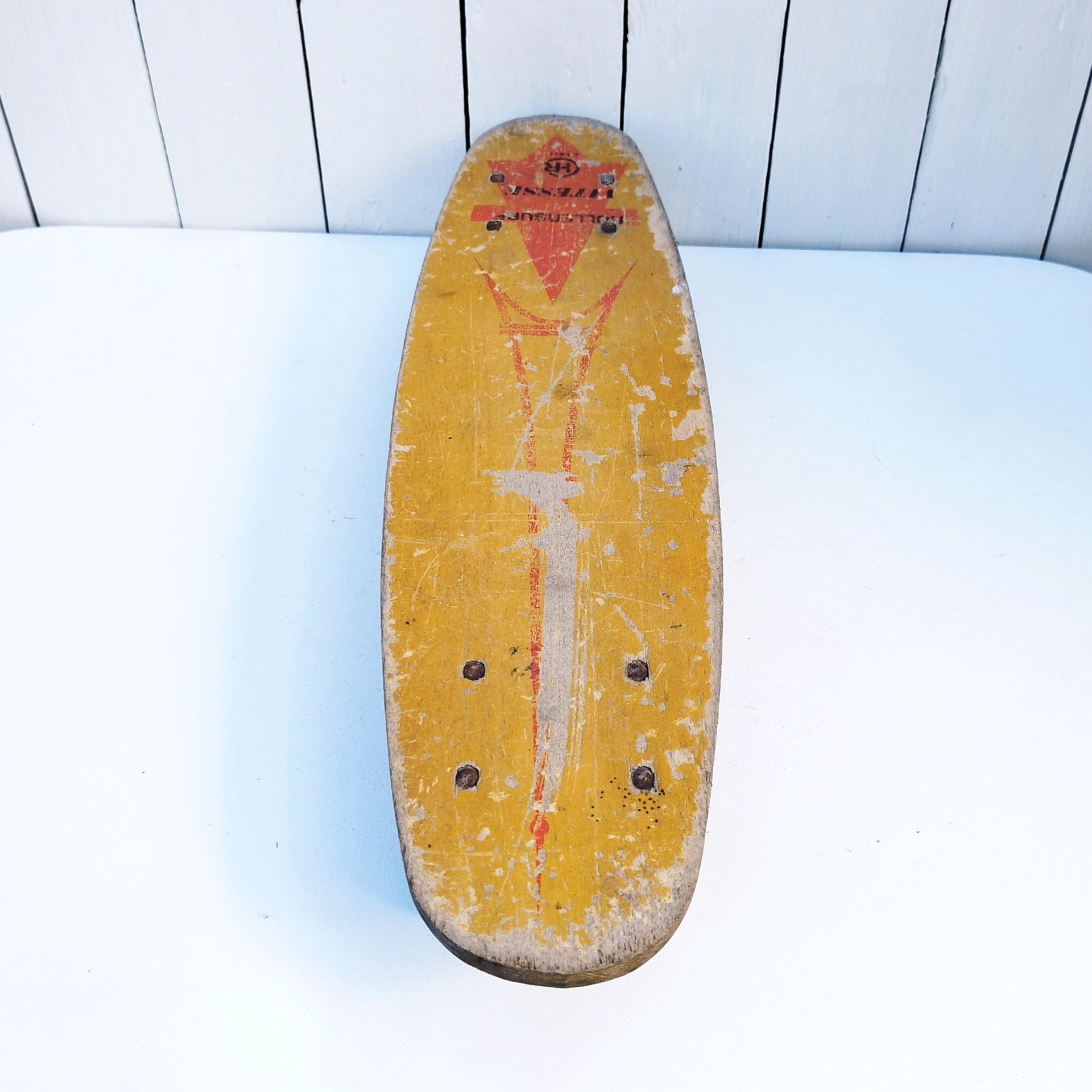 Ancien skate board ou roller surf en bois de la marque CHR vitesse Paris. Possède ses quatre roues, Il est roulant (mériterait un peu de graisse). Traces d'usage, manque de peinture, des chocs. Il a servi. Etat d'usage Longueur : 57,5 cm Largeur max : 14,5 cm
