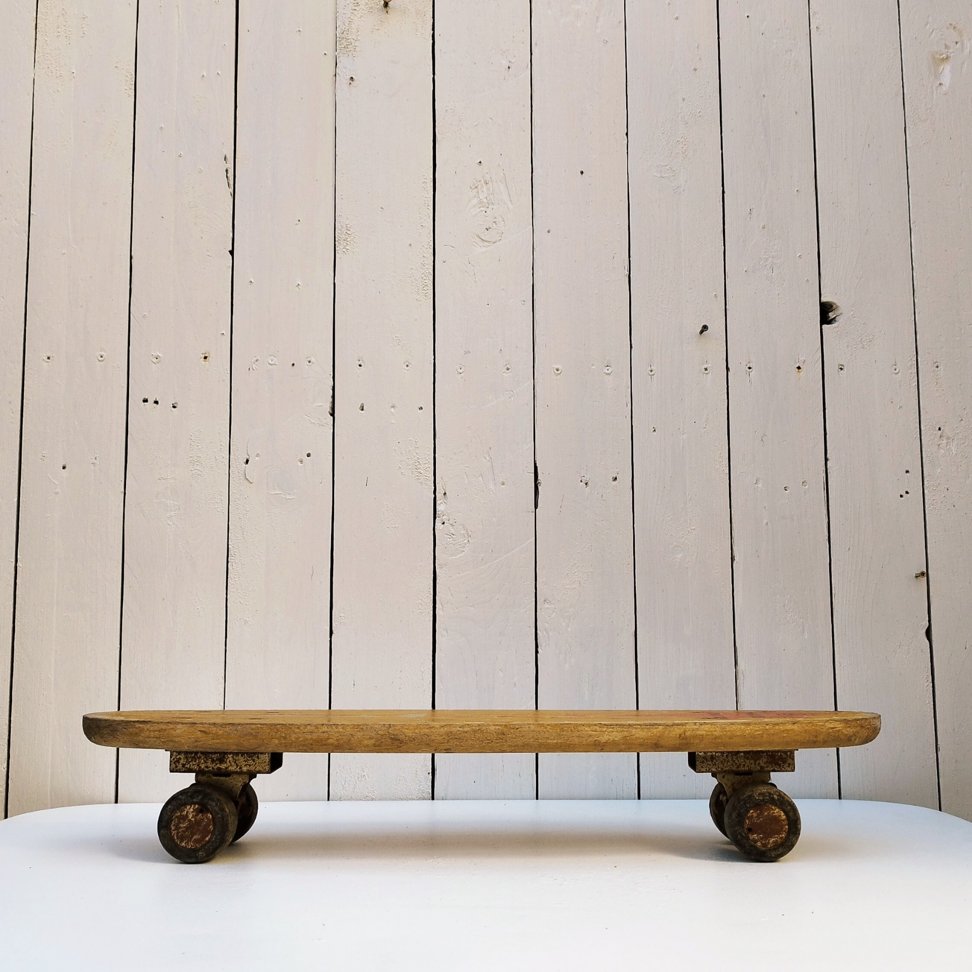 Ancien skate board ou roller surf en bois de la marque CHR vitesse Paris. Possède ses quatre roues, Il est roulant (mériterait un peu de graisse). Traces d'usage, manque de peinture, des chocs. Il a servi. Etat d'usage Longueur : 57,5 cm Largeur max : 14,5 cm