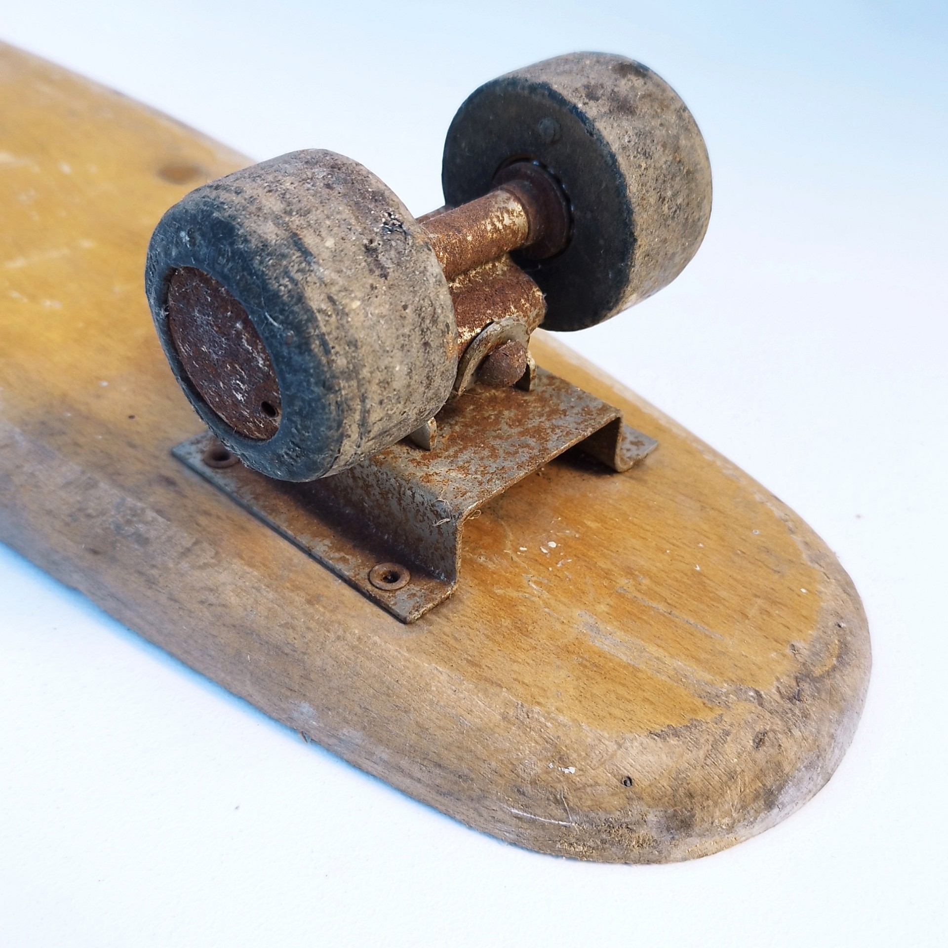 Ancien skate board ou roller surf en bois de la marque CHR vitesse Paris. Possède ses quatre roues, Il est roulant (mériterait un peu de graisse). Traces d'usage, manque de peinture, des chocs. Il a servi. Etat d'usage Longueur : 57,5 cm Largeur max : 14,5 cm