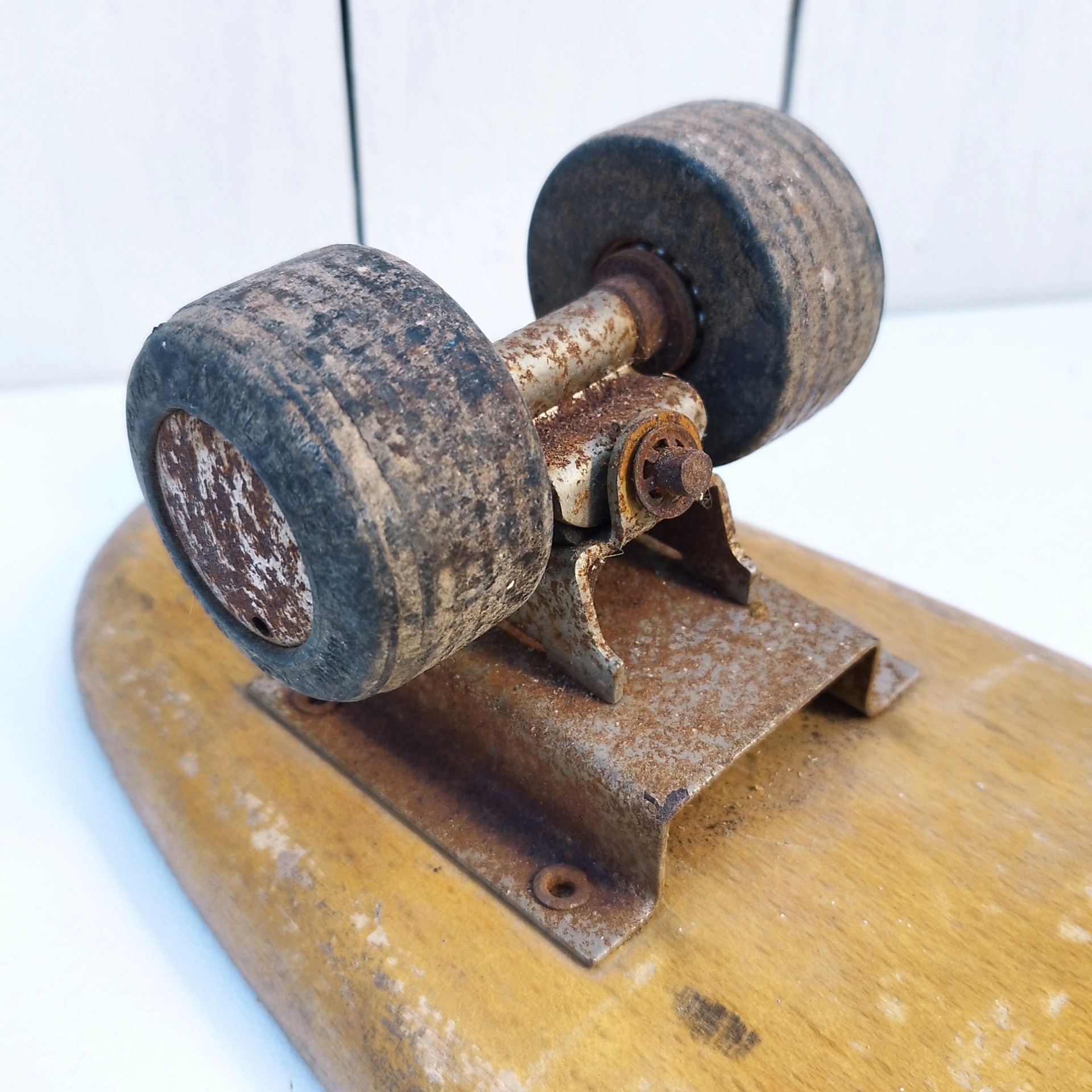 Ancien skate board ou roller surf en bois de la marque CHR vitesse Paris. Possède ses quatre roues, Il est roulant (mériterait un peu de graisse). Traces d'usage, manque de peinture, des chocs. Il a servi. Etat d'usage Longueur : 57,5 cm Largeur max : 14,5 cm