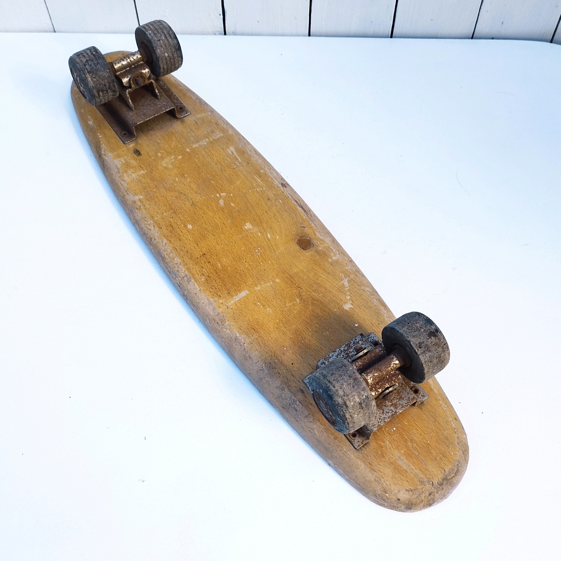 Ancien skate board ou roller surf en bois de la marque CHR vitesse Paris. Possède ses quatre roues, Il est roulant (mériterait un peu de graisse). Traces d'usage, manque de peinture, des chocs. Il a servi. Etat d'usage Longueur : 57,5 cm Largeur max : 14,5 cm