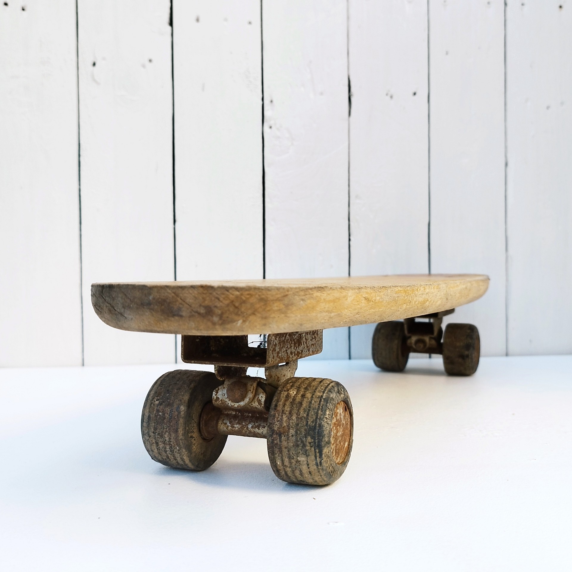 Ancien skate board ou roller surf en bois de la marque CHR vitesse Paris. Possède ses quatre roues, Il est roulant (mériterait un peu de graisse). Traces d'usage, manque de peinture, des chocs. Il a servi. Etat d'usage Longueur : 57,5 cm Largeur max : 14,5 cm