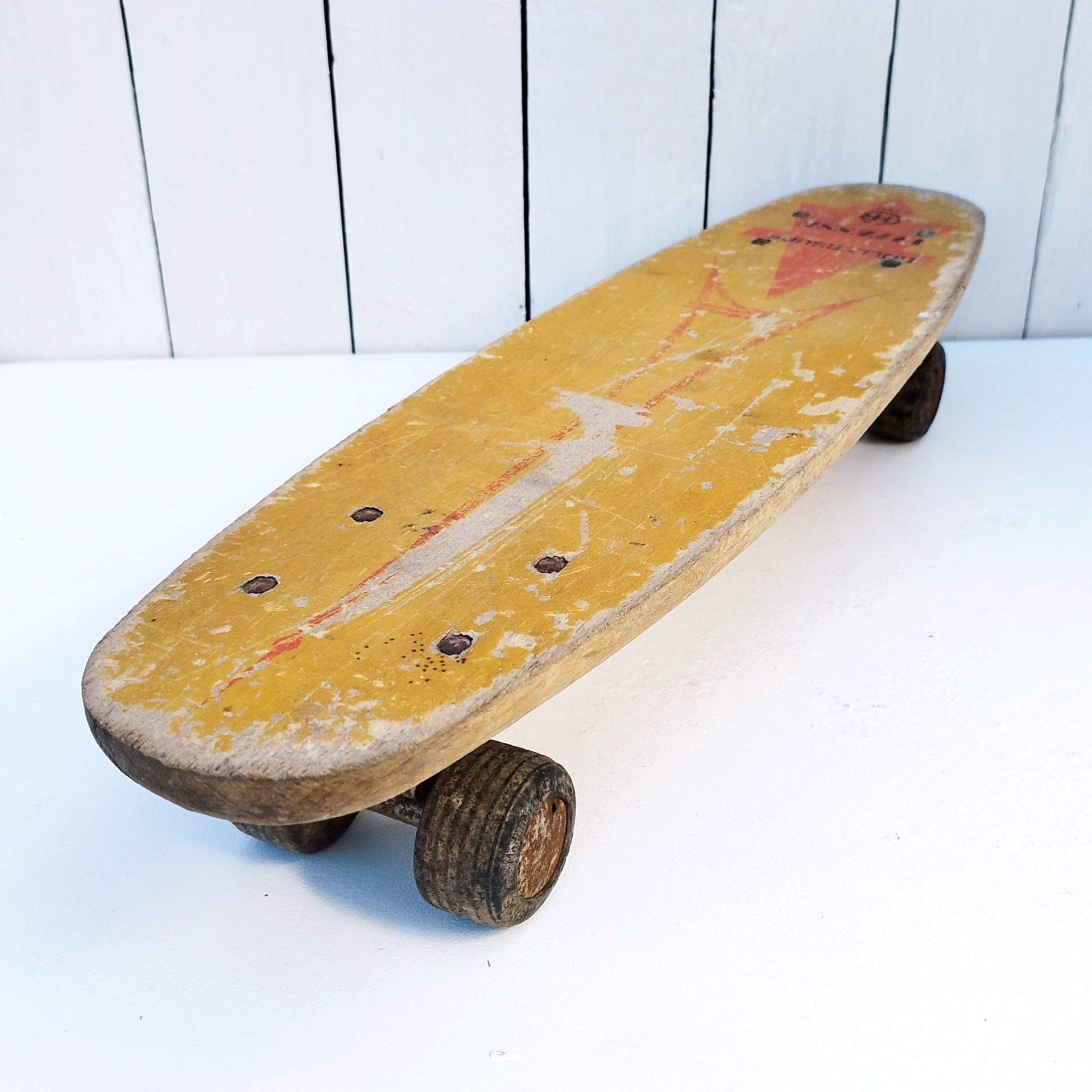 Ancien skate board ou roller surf en bois de la marque CHR vitesse Paris. Possède ses quatre roues, Il est roulant (mériterait un peu de graisse). Traces d'usage, manque de peinture, des chocs. Il a servi. Etat d'usage Longueur : 57,5 cm Largeur max : 14,5 cm