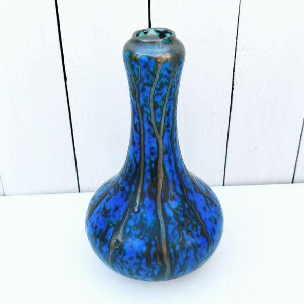 Vase art nouveau en céramique de Bruxelles, de forme coloquintes, dans les tons bleus et noirs. Très bon état Hauteur : 24,5 cm