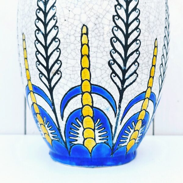  Vase balustre attribué aux frères Boch ou Charles Catteau,  en faïence émaillée noire, bleu et jaune de fougères et palmettes stylisées. Numéroté sur le dessous , une égrenure sur le col. Très bon état. Hauteur : 30,5 cm Diamètre col : 7,5 cm