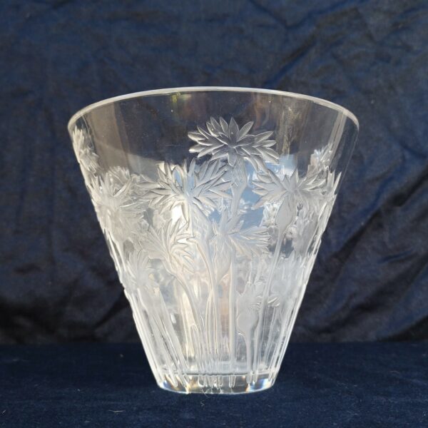 Vase en cristal de René Lalique , modèle Bleuet. modèle non signé, une sonorité parfaite, limpide. Certaines pièces n'étaient pas signées notamment quand c'était des cadeaux d'entreprise fait aux employés. Trace de calcaire à l'intérieur. Bon état général. Hauteur : 16 cm Diamètre : 18,5 cm