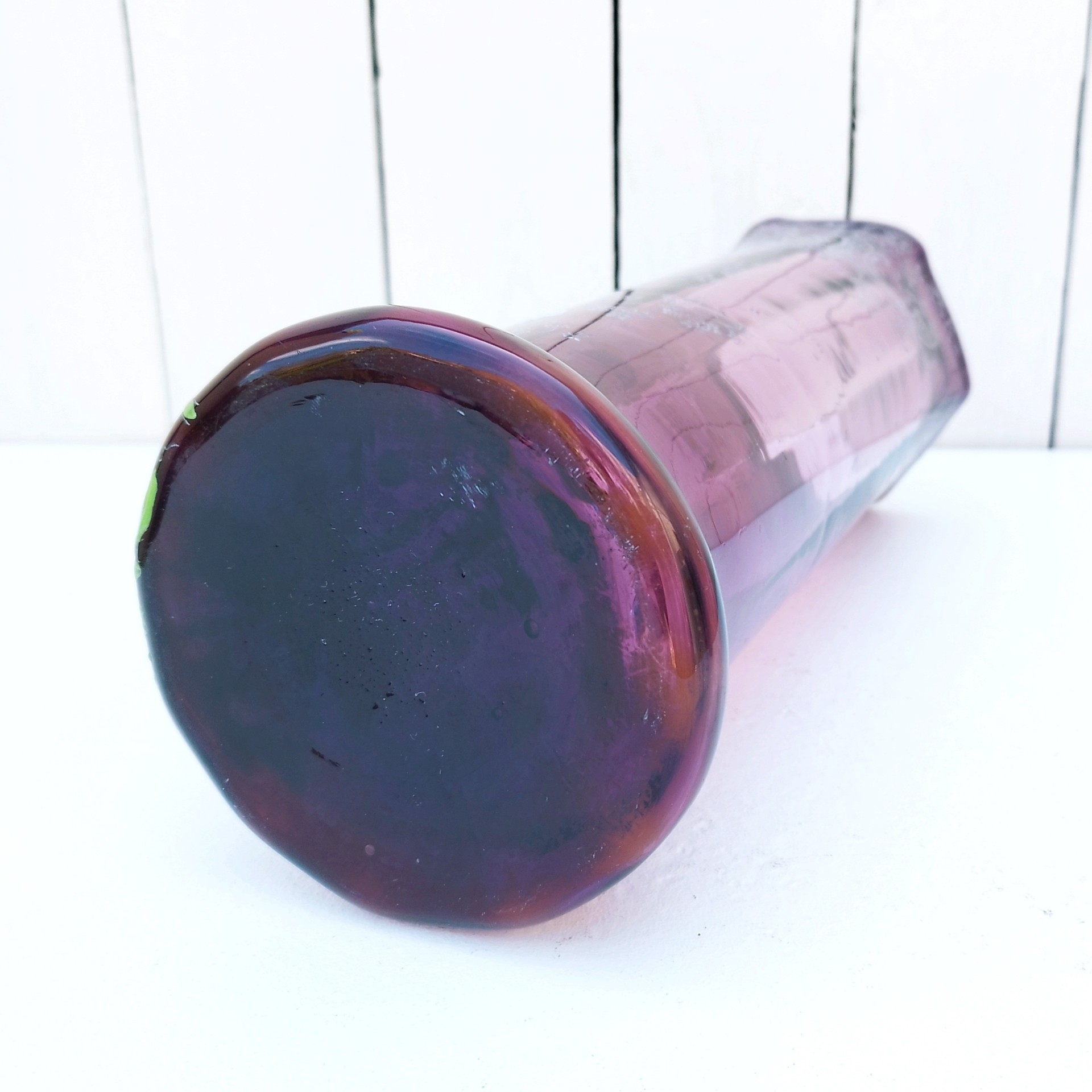 Vase art nouveau en verre émaillé forme rivoli par François Théodore Legras-montjoye. Décor d'anémones fleurie. Quelques petites traces de calcaire à l'intérieur sans gravité. Très bon état Hauteur : 31 cm Diamètre : 11 cm