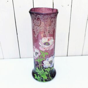 Vase art nouveau en verre émaillé forme rivoli par François Théodore Legras-montjoye. Décor d'anémones fleurie. Quelques petites traces de calcaire à l'intérieur sans gravité. Très bon état Hauteur : 31 cm Diamètre : 11 cm