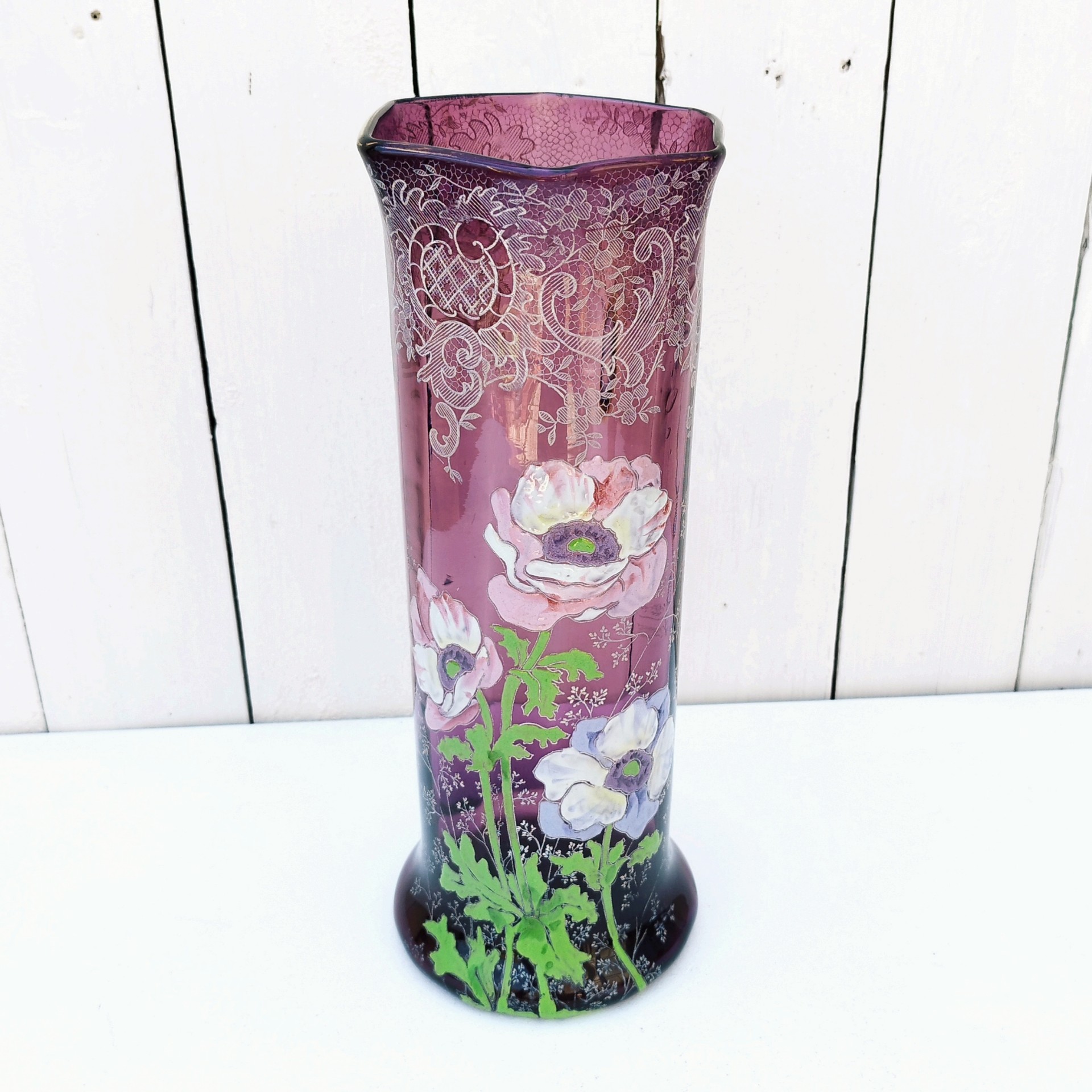 Vase art nouveau en verre émaillé forme rivoli par François Théodore Legras-montjoye. Décor d'anémones fleurie. Quelques petites traces de calcaire à l'intérieur sans gravité. Très bon état Hauteur : 31 cm Diamètre : 11 cm