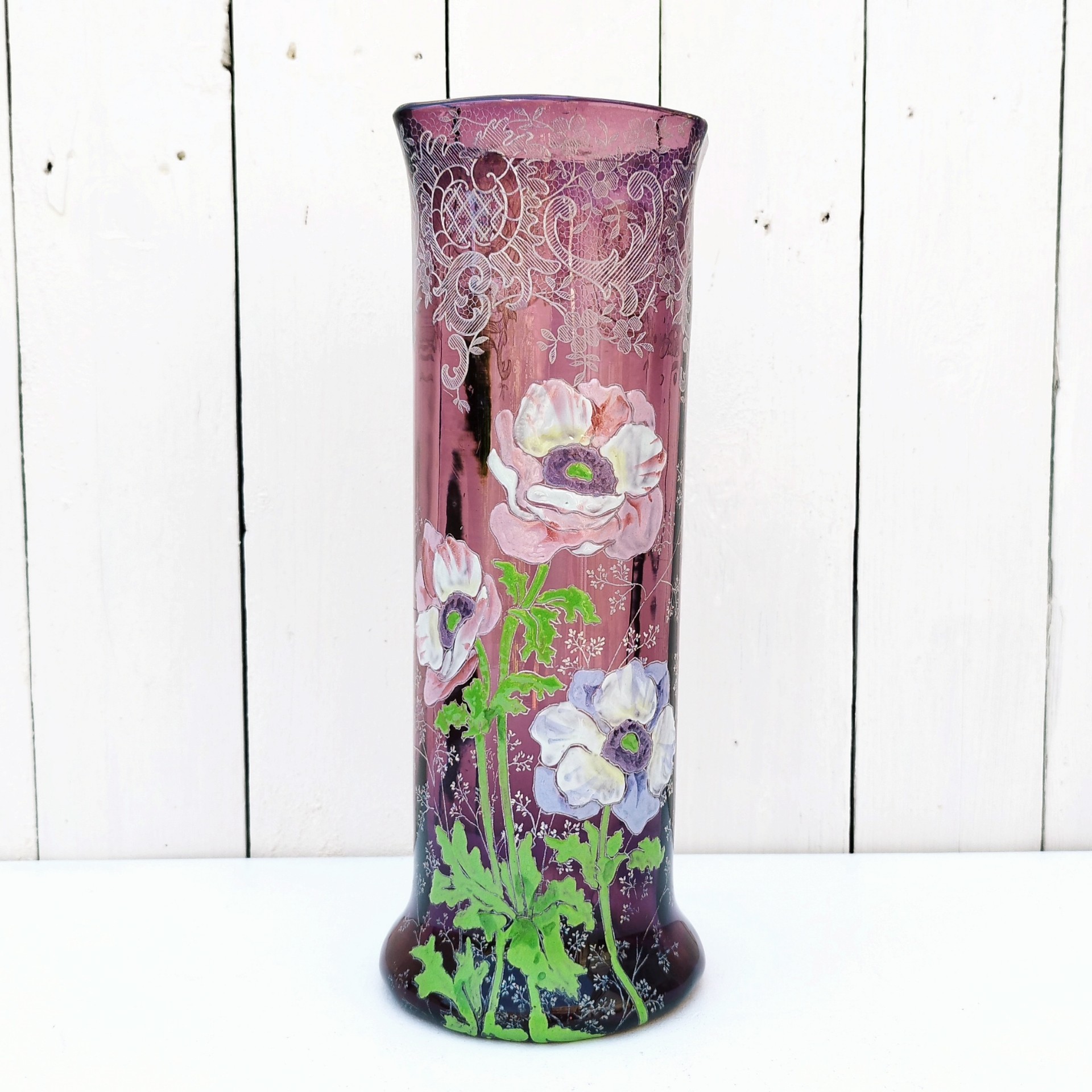 Vase art nouveau en verre émaillé forme rivoli par François Théodore Legras-montjoye. Décor d'anémones fleurie. Quelques petites traces de calcaire à l'intérieur sans gravité. Très bon état Hauteur : 31 cm Diamètre : 11 cm