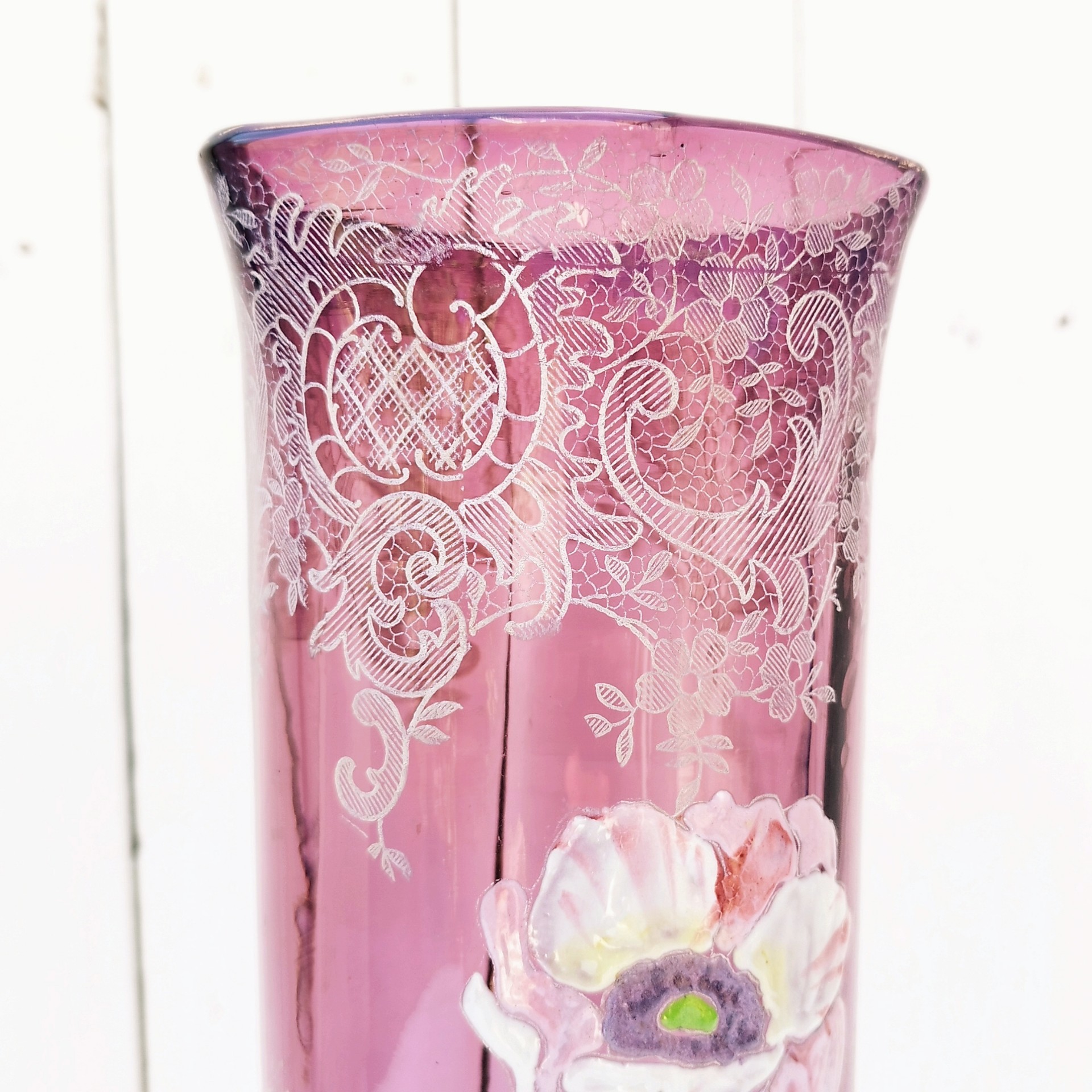 Vase art nouveau en verre émaillé forme rivoli par François Théodore Legras-montjoye. Décor d'anémones fleurie. Quelques petites traces de calcaire à l'intérieur sans gravité. Très bon état Hauteur : 31 cm Diamètre : 11 cm