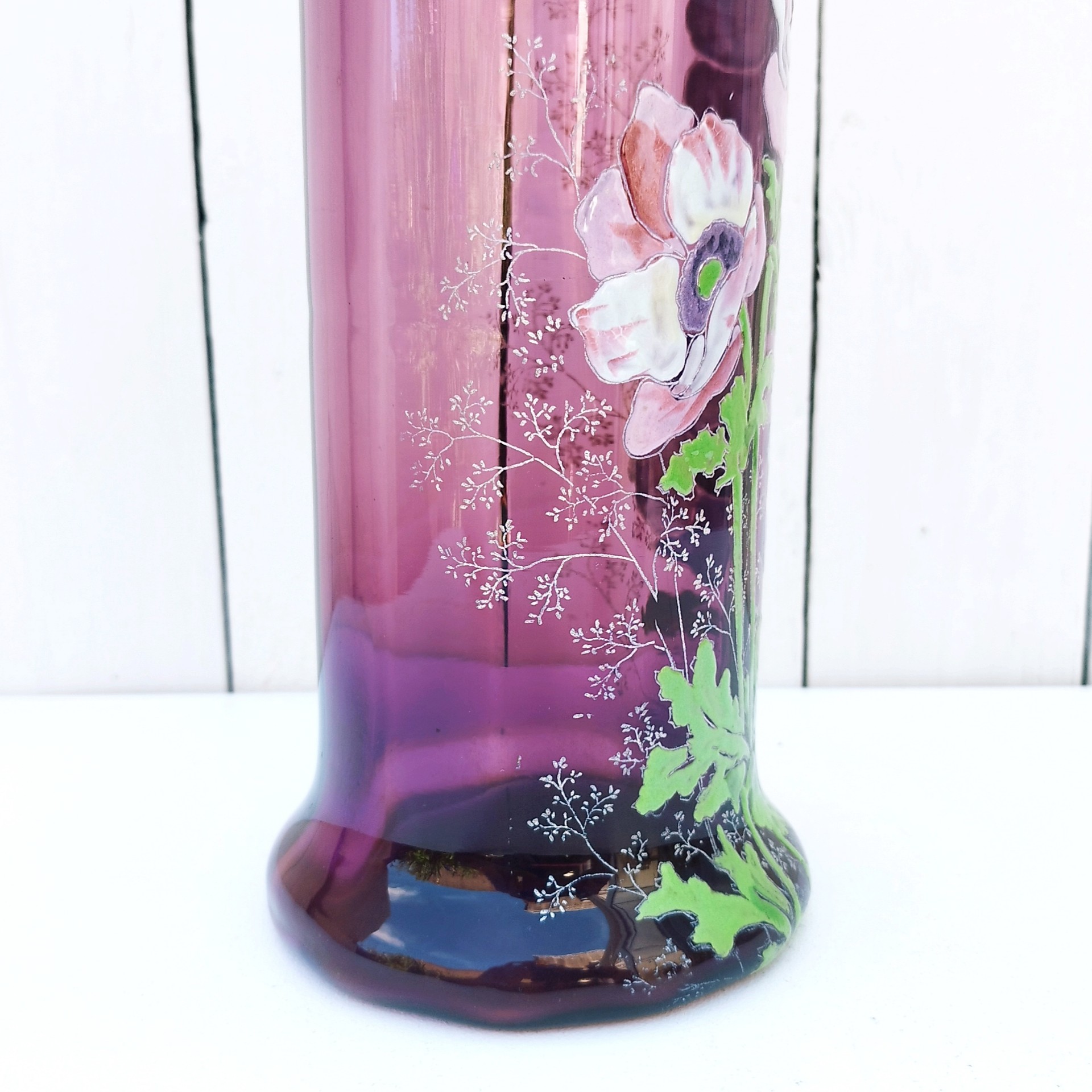 Vase art nouveau en verre émaillé forme rivoli par François Théodore Legras-montjoye. Décor d'anémones fleurie. Quelques petites traces de calcaire à l'intérieur sans gravité. Très bon état Hauteur : 31 cm Diamètre : 11 cm