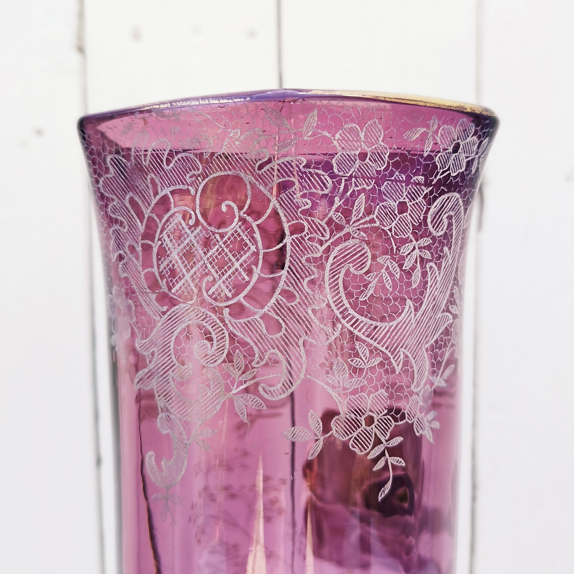 Vase art nouveau en verre émaillé forme rivoli par François Théodore Legras-montjoye. Décor d'anémones fleurie. Quelques petites traces de calcaire à l'intérieur sans gravité. Très bon état Hauteur : 31 cm Diamètre : 11 cm