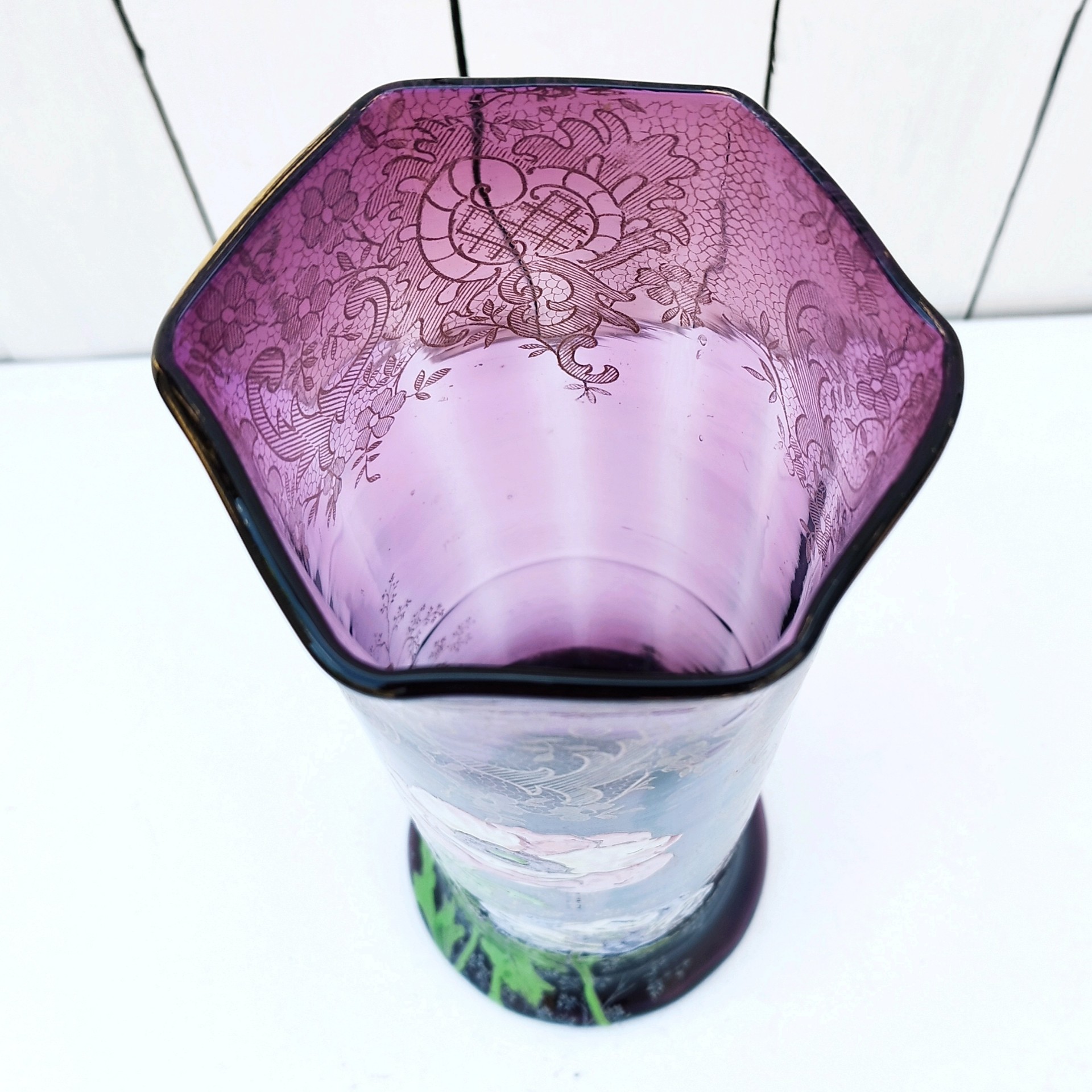 Vase art nouveau en verre émaillé forme rivoli par François Théodore Legras-montjoye. Décor d'anémones fleurie. Quelques petites traces de calcaire à l'intérieur sans gravité. Très bon état Hauteur : 31 cm Diamètre : 11 cm