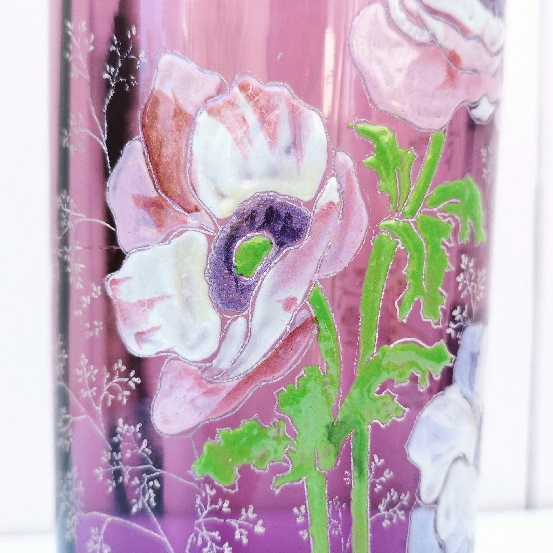 Vase art nouveau en verre émaillé forme rivoli par François Théodore Legras-montjoye. Décor d'anémones fleurie. Quelques petites traces de calcaire à l'intérieur sans gravité. Très bon état Hauteur : 31 cm Diamètre : 11 cm