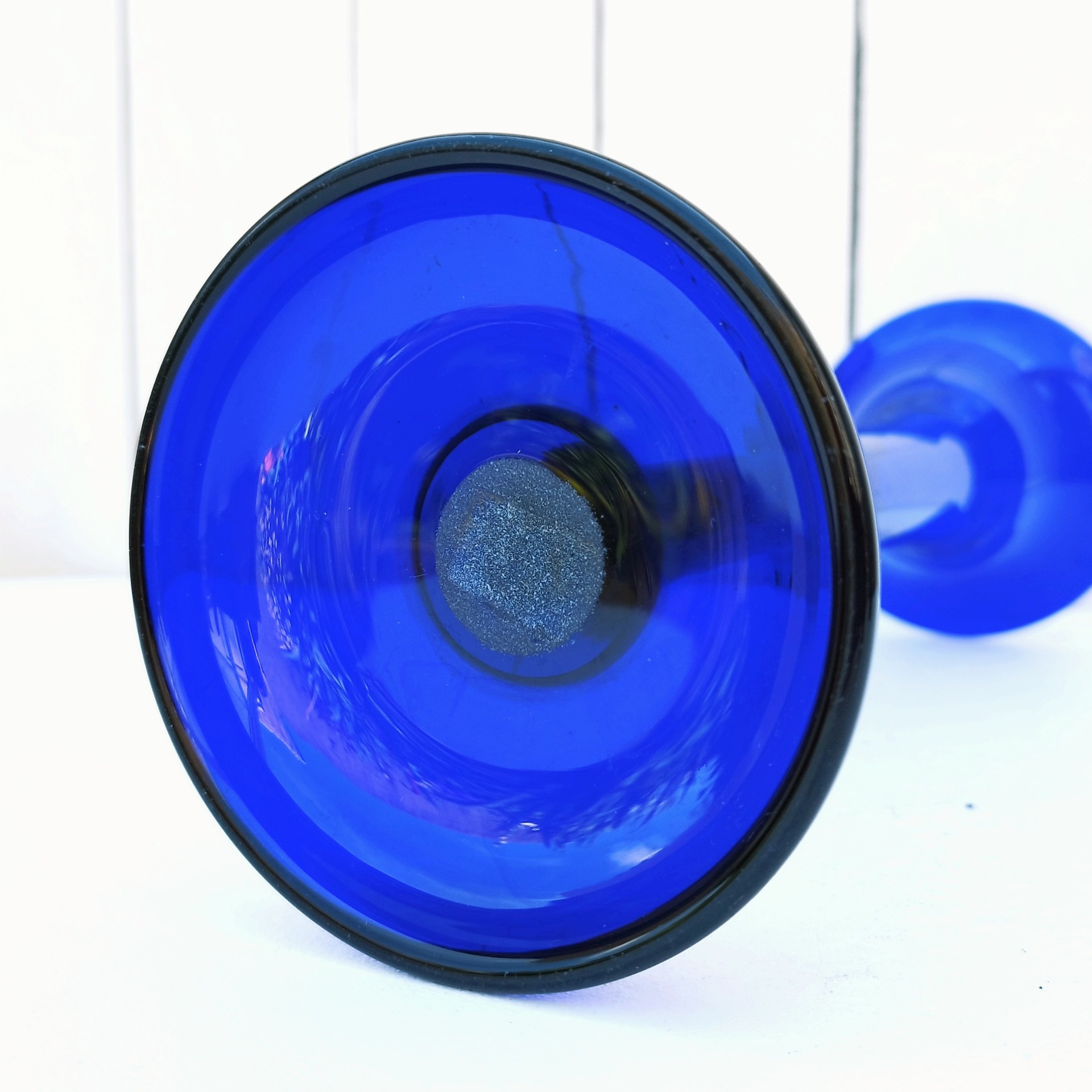 Grand vase cornet tulipier en verre bleu cobalt, de style Napoléon III, datat de la fin du XIX ème début XX ème. Excellent état. Hauteur : 32 cm Diamètre max : 11 cm