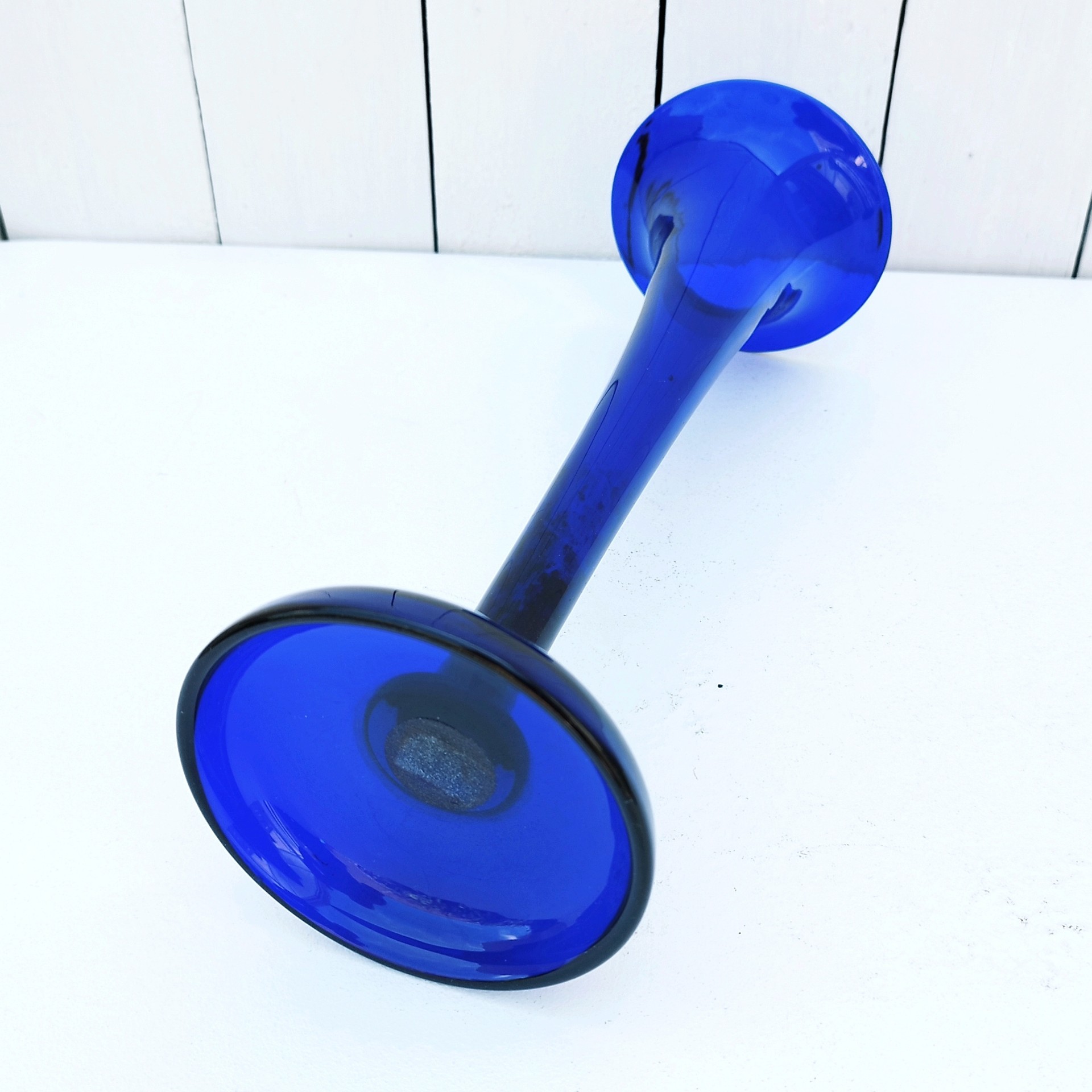 Grand vase cornet tulipier en verre bleu cobalt, de style Napoléon III, datat de la fin du XIX ème début XX ème. Excellent état. Hauteur : 32 cm Diamètre max : 11 cm