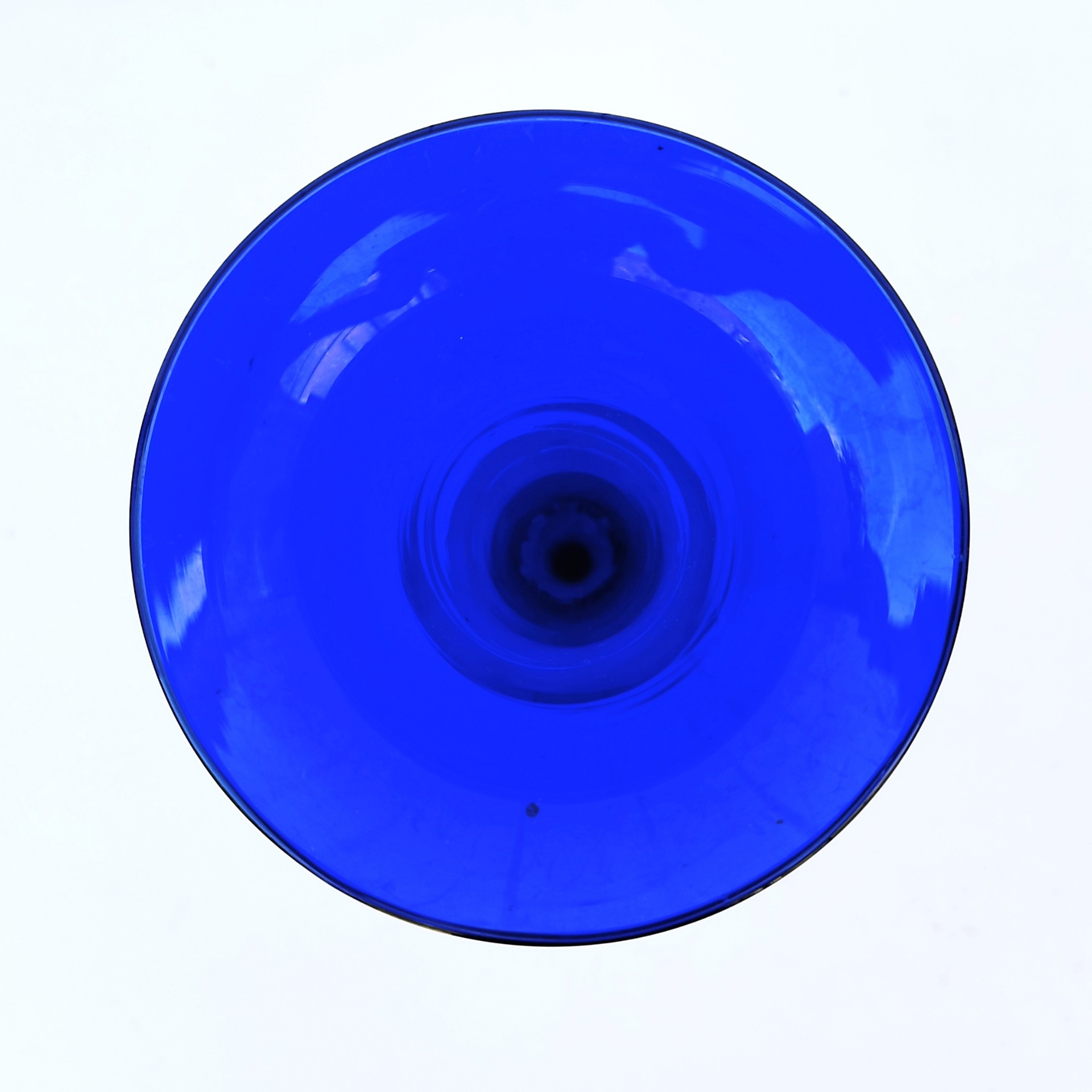 Grand vase cornet tulipier en verre bleu cobalt, de style Napoléon III, datat de la fin du XIX ème début XX ème. Excellent état. Hauteur : 32 cm Diamètre max : 11 cm