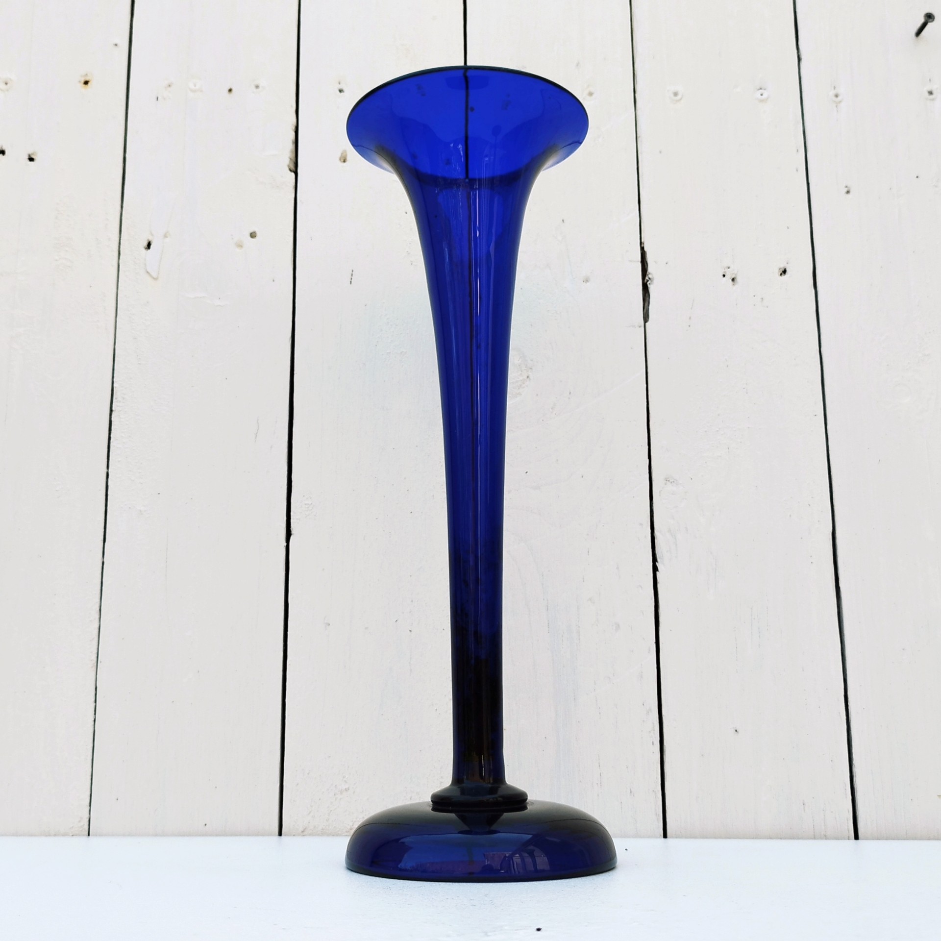 Grand vase cornet tulipier en verre bleu cobalt, de style Napoléon III, datat de la fin du XIX ème début XX ème. Excellent état. Hauteur : 32 cm Diamètre max : 11 cm