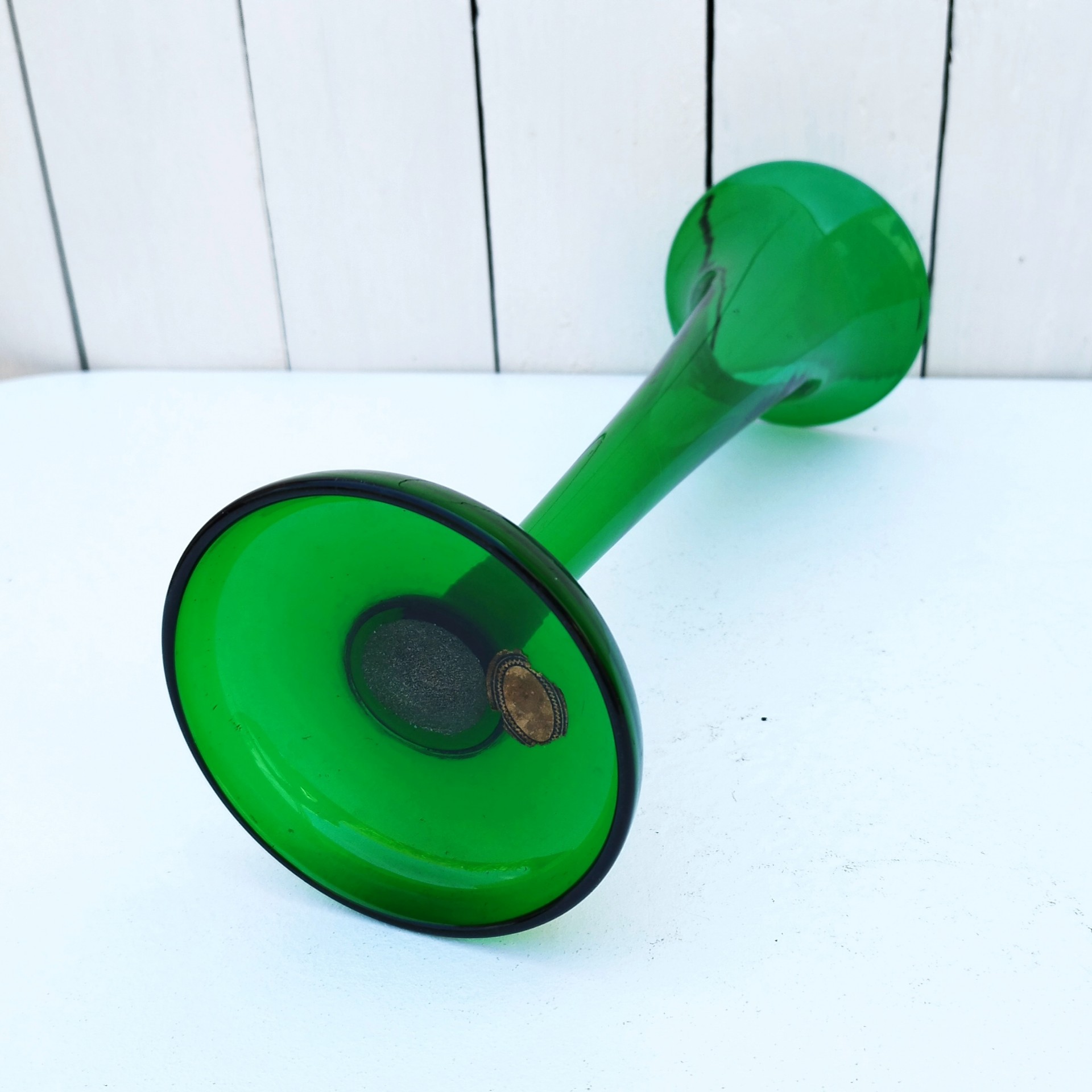 Grand vase cornet tulipier en verre vert bouteille, de style Napoléon III, datat de la fin du XIX ème début XX ème. Excellent état. Hauteur : 32 cm Diamètre max : 11 cm