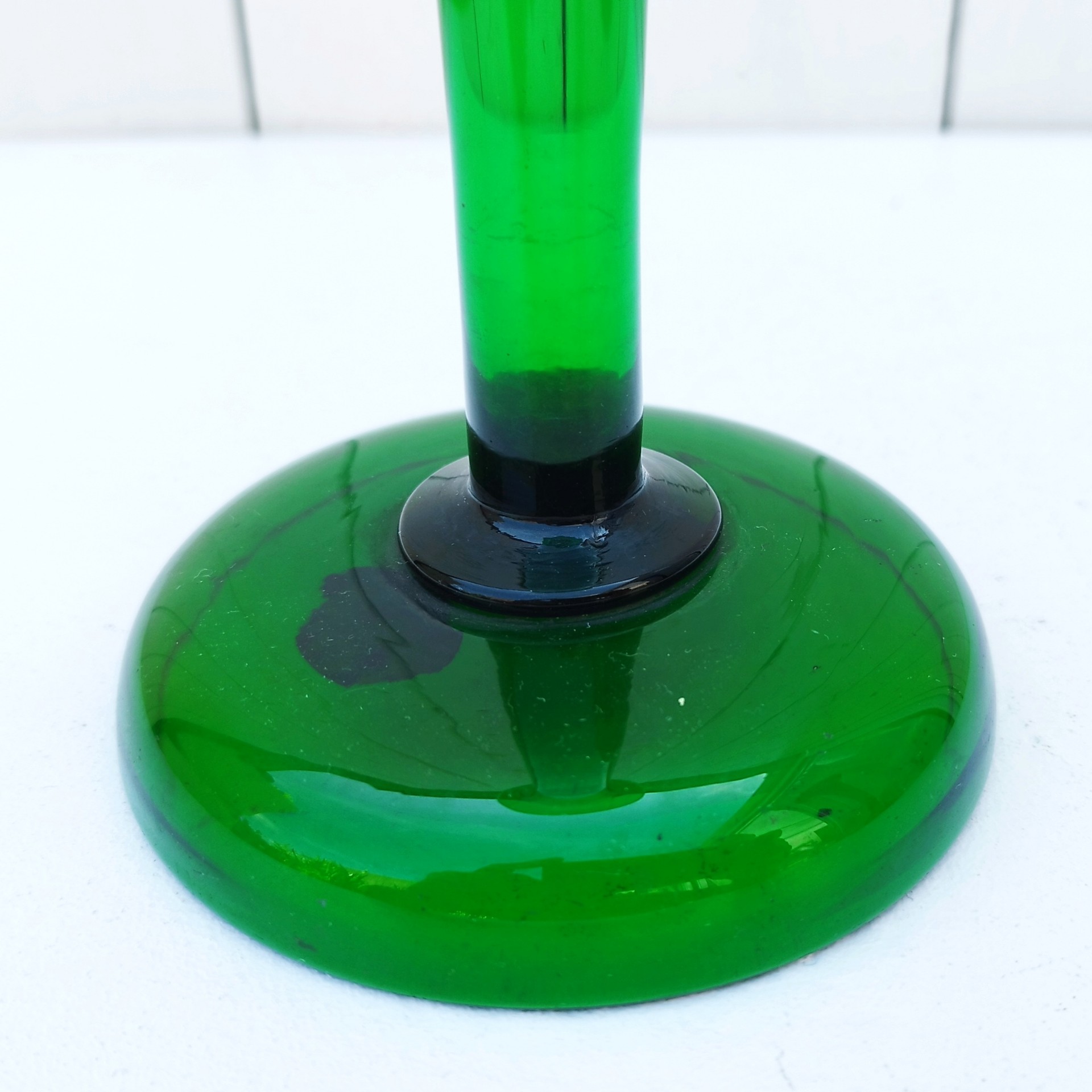 Grand vase cornet tulipier en verre vert bouteille, de style Napoléon III, datat de la fin du XIX ème début XX ème. Excellent état. Hauteur : 32 cm Diamètre max : 11 cm