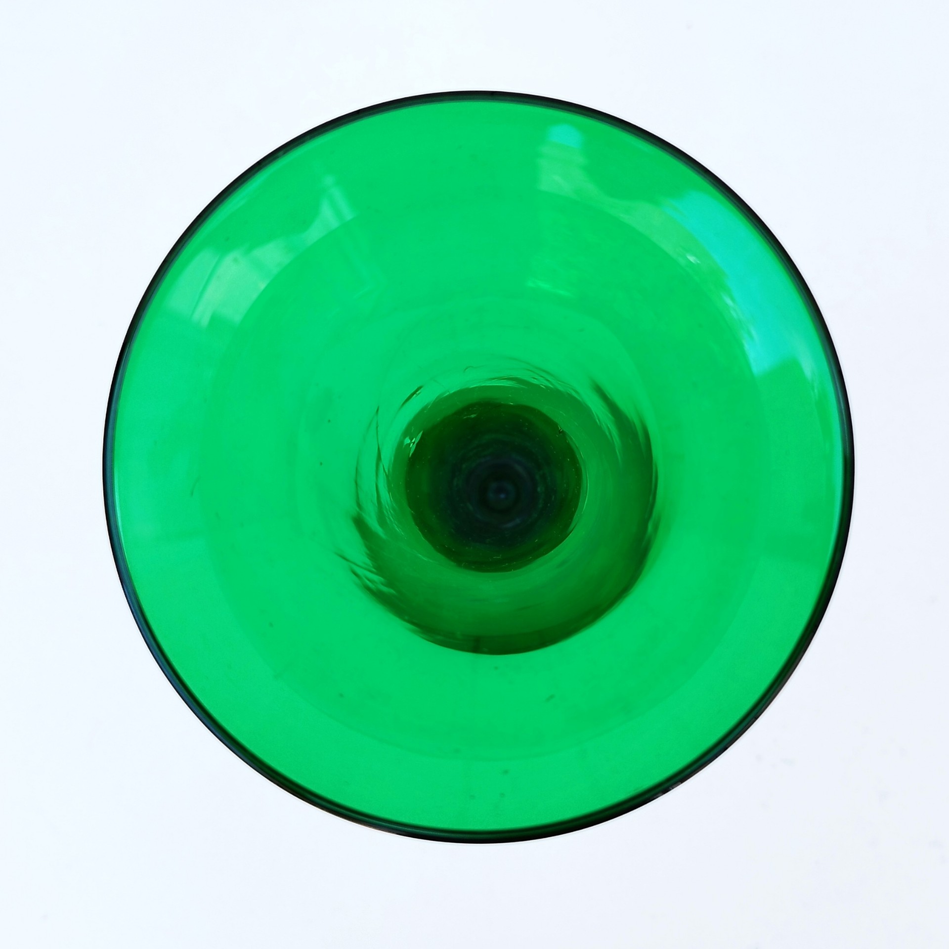 Grand vase cornet tulipier en verre vert bouteille, de style Napoléon III, datat de la fin du XIX ème début XX ème. Excellent état. Hauteur : 32 cm Diamètre max : 11 cm