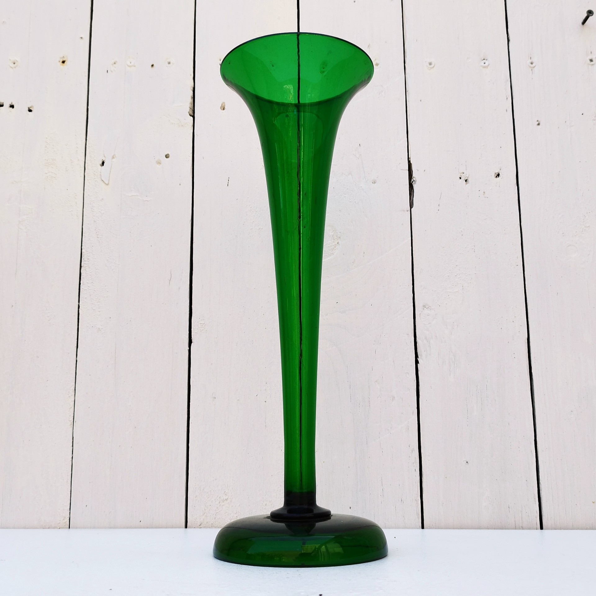 Grand vase cornet tulipier en verre vert bouteille, de style Napoléon III, datat de la fin du XIX ème début XX ème. Excellent état. Hauteur : 32 cm Diamètre max : 11 cm