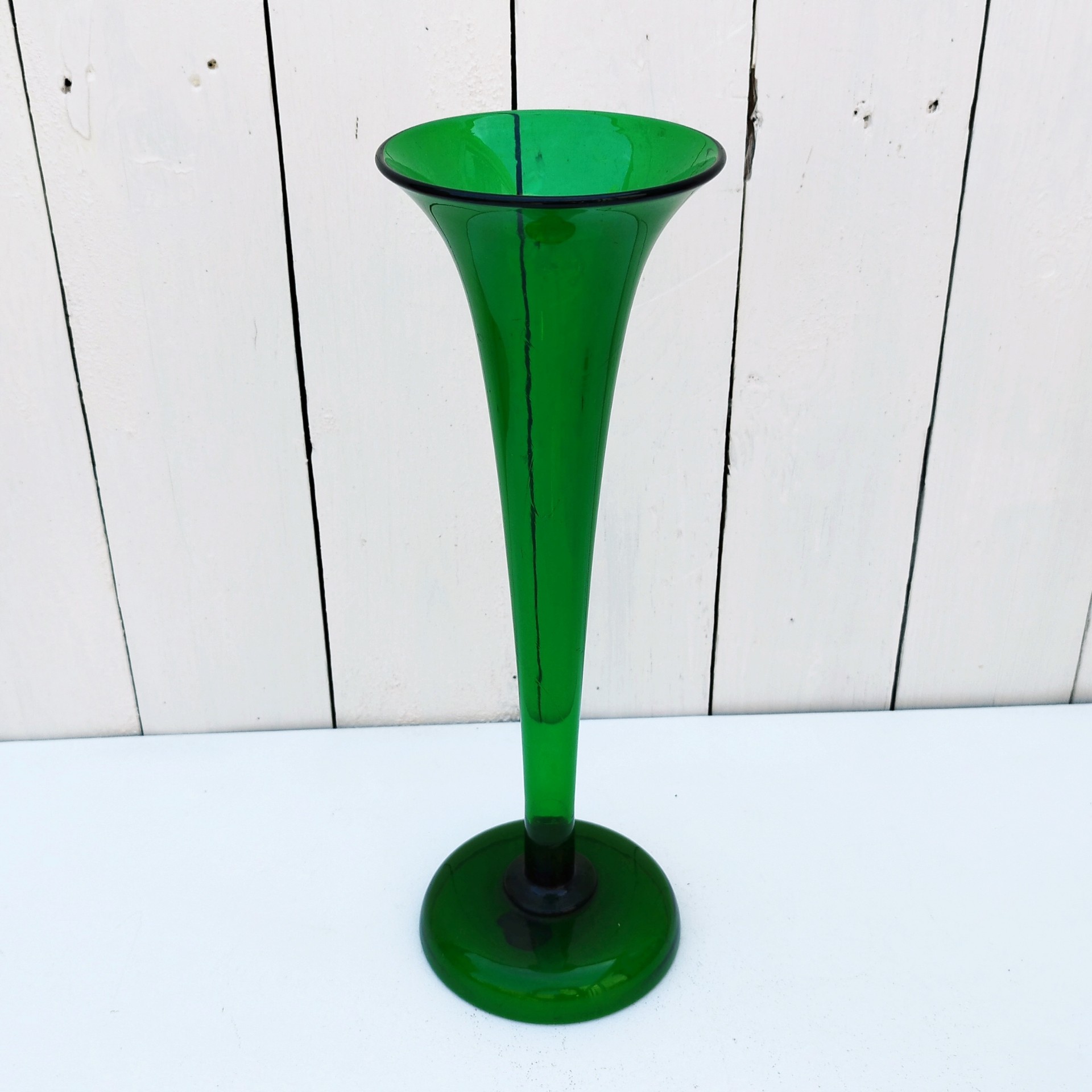 Grand vase cornet tulipier en verre vert bouteille, de style Napoléon III, datat de la fin du XIX ème début XX ème. Excellent état. Hauteur : 32 cm Diamètre max : 11 cm