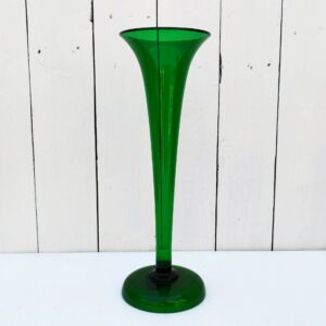Grand vase cornet tulipier en verre vert bouteille, de style Napoléon III, datat de la fin du XIX ème début XX ème. Excellent état. Hauteur : 32 cm Diamètre max : 11 cm