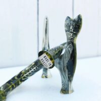 Paire de chats en lucite, dessiné par le brésilien Abraham Palatnik. Datant des années 60-70. Décor cinétique typique du travail de l'artiste. Il me font penser aux chats siamois dans Cendrillon Petites rayures d'usage. Très légèrement jaunis Bon état général Longueur : 8, 5 cm Hauteur : 9 cm