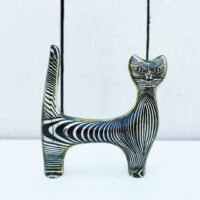Paire de chats en lucite, dessiné par le brésilien Abraham Palatnik. Datant des années 60-70. Décor cinétique typique du travail de l'artiste. Il me font penser aux chats siamois dans Cendrillon Petites rayures d'usage. Très légèrement jaunis Bon état général Longueur : 8, 5 cm Hauteur : 9 cm