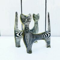 Paire de chats en lucite, dessiné par le brésilien Abraham Palatnik. Datant des années 60-70. Décor cinétique typique du travail de l'artiste. Il me font penser aux chats siamois dans Cendrillon Petites rayures d'usage. Très légèrement jaunis Bon état général Longueur : 8, 5 cm Hauteur : 9 cm