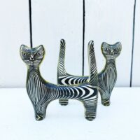 Paire de chats en lucite, dessiné par le brésilien Abraham Palatnik. Datant des années 60-70. Décor cinétique typique du travail de l'artiste. Il me font penser aux chats siamois dans Cendrillon Petites rayures d'usage. Très légèrement jaunis Bon état général Longueur : 8, 5 cm Hauteur : 9 cm