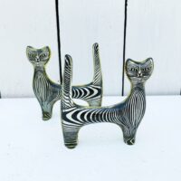 Paire de chats en lucite, dessiné par le brésilien Abraham Palatnik. Datant des années 60-70. Décor cinétique typique du travail de l'artiste. Il me font penser aux chats siamois dans Cendrillon Petites rayures d'usage. Très légèrement jaunis Bon état général Longueur : 8, 5 cm Hauteur : 9 cm