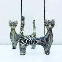 Paire de chats en lucite, dessiné par le brésilien Abraham Palatnik. Datant des années 60-70. Décor cinétique typique du travail de l'artiste. Il me font penser aux chats siamois dans Cendrillon Petites rayures d'usage. Très légèrement jaunis Bon état général Longueur : 8, 5 cm Hauteur : 9 cm