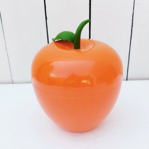Pomme à glaçons de la marque Somm de couleur orange, possède sa feuille d'origine.Une vraie icône des années 70. Très bon état général. Hauteur avec la queue de la pomme : ~17 cm Diamètre : 14,5 cm