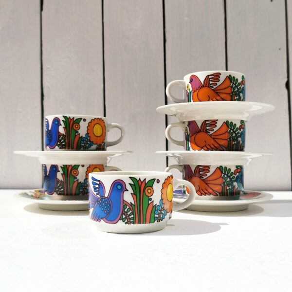 Lot de six tasses à café avec soucoupes en porcelaine Villeroy & Boch modèle Acapulco. Manque une soucoupe. Légères traces d'usage.  Excellent état. Dimensions soucoupes : Diamètre extérieur : 13 cm Dimensions tasses : Hauteur : 4 cm Diamètre : 6,5 cm