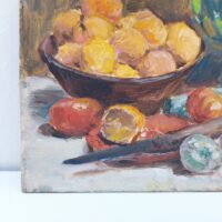 Nature morte représentant des légumes dans une corbeille et sur une table. On peut y voir des tomates, citrons,oignons et deux artichauts qui sont le sujet principal de cette peinture. Au centre un couteau d'office prêt à la découpe Peinture sur carton non signée, très belle maîtrise du sujet et de la technique. Petites rayures d'usage. Bon état général Dimensions : 24 x 19 cm