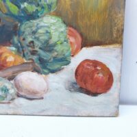 Nature morte représentant des légumes dans une corbeille et sur une table. On peut y voir des tomates, citrons,oignons et deux artichauts qui sont le sujet principal de cette peinture. Au centre un couteau d'office prêt à la découpe Peinture sur carton non signée, très belle maîtrise du sujet et de la technique. Petites rayures d'usage. Bon état général Dimensions : 24 x 19 cm