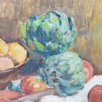 Nature morte représentant des légumes dans une corbeille et sur une table. On peut y voir des tomates, citrons,oignons et deux artichauts qui sont le sujet principal de cette peinture. Au centre un couteau d'office prêt à la découpe Peinture sur carton non signée, très belle maîtrise du sujet et de la technique. Petites rayures d'usage. Bon état général Dimensions : 24 x 19 cm