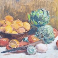 Nature morte représentant des légumes dans une corbeille et sur une table. On peut y voir des tomates, citrons,oignons et deux artichauts qui sont le sujet principal de cette peinture. Au centre un couteau d'office prêt à la découpe Peinture sur carton non signée, très belle maîtrise du sujet et de la technique. Petites rayures d'usage. Bon état général Dimensions : 24 x 19 cm