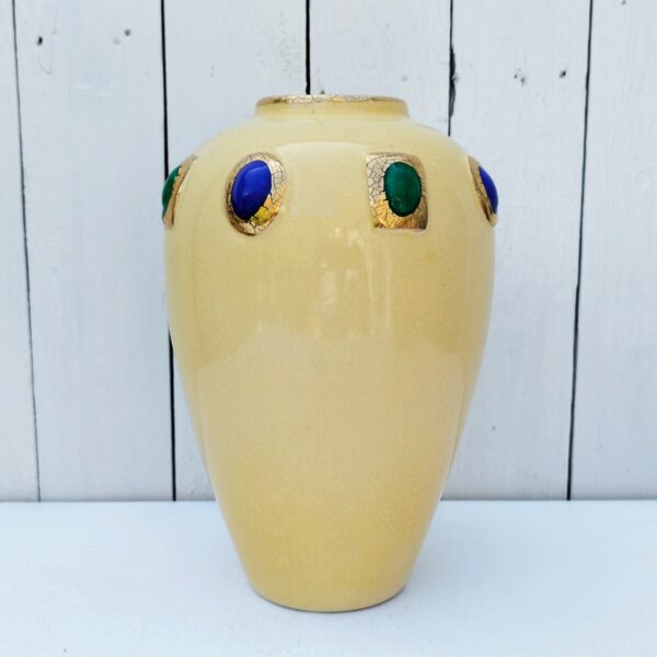 Vase en céramique de Longwy, à décor de cabochons vert et bleu cernés de doré .Cachet de la manufacture sur le dessous.  Très bon état général. Hauteur : 28 cm