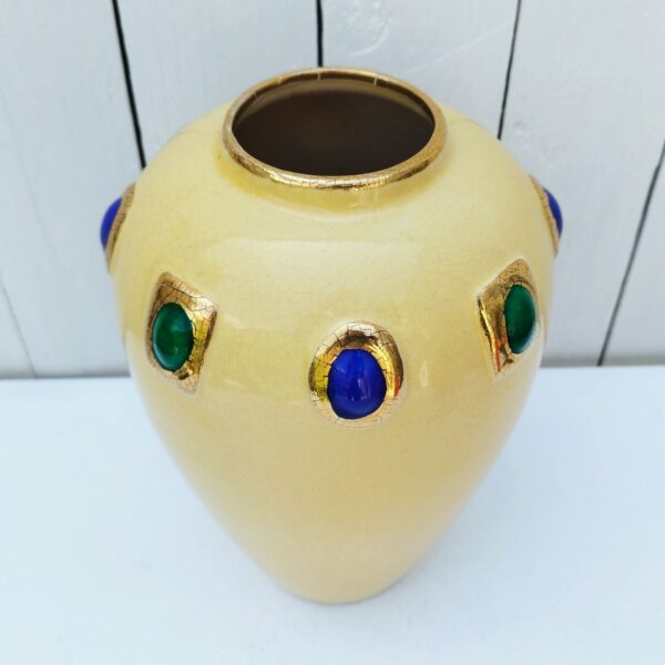 Vase en céramique de Longwy, à décor de cabochons vert et bleu cernés de doré .Cachet de la manufacture sur le dessous.  Très bon état général. Hauteur : 28 cm