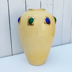 Vase en céramique de Longwy, à décor de cabochons vert et bleu cernés de doré .Cachet de la manufacture sur le dessous.  Très bon état général. Hauteur : 28 cm