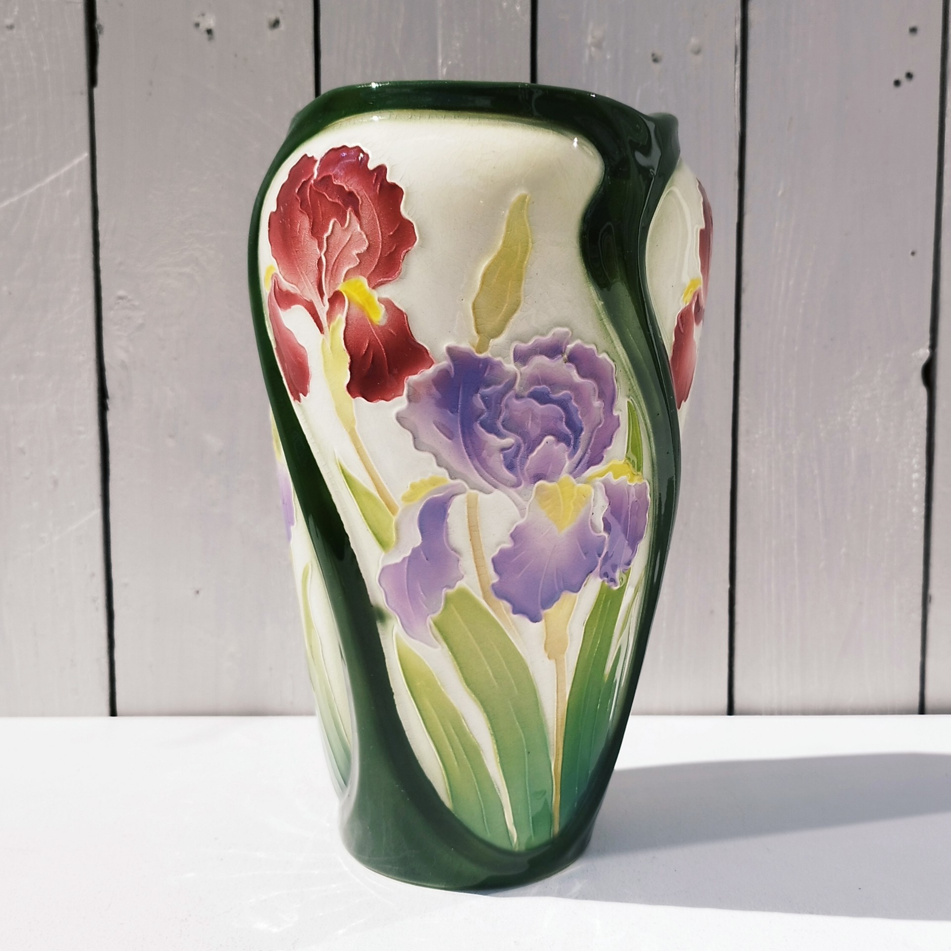 Vase en faïence de Saint clément à décor d'Iris rouges et Violets par Keller et Guérin. Signé sous le vase. Excellent état. Hauteur : 25,5 cm Diamètre col: 13 cm
