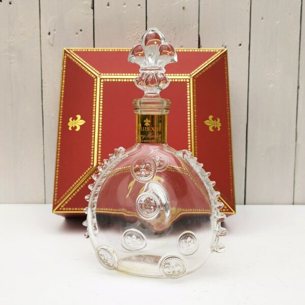 Belle bouteille de cognac en cristal de Baccarat créée par Remy Martin modèle Louis XIII , rehaussé de cabochons fleurs de lys, Bouchon fleur de lys, signé et numéroté. Coffret d'origine. Bouteille signée et numérotés. Très beau cadeau pour un amateur de cognac. Très bon état. Hauteur bouteille sans bouchon : 19 cm Dimensions coffret : 27 x 27 x  9,5 cm