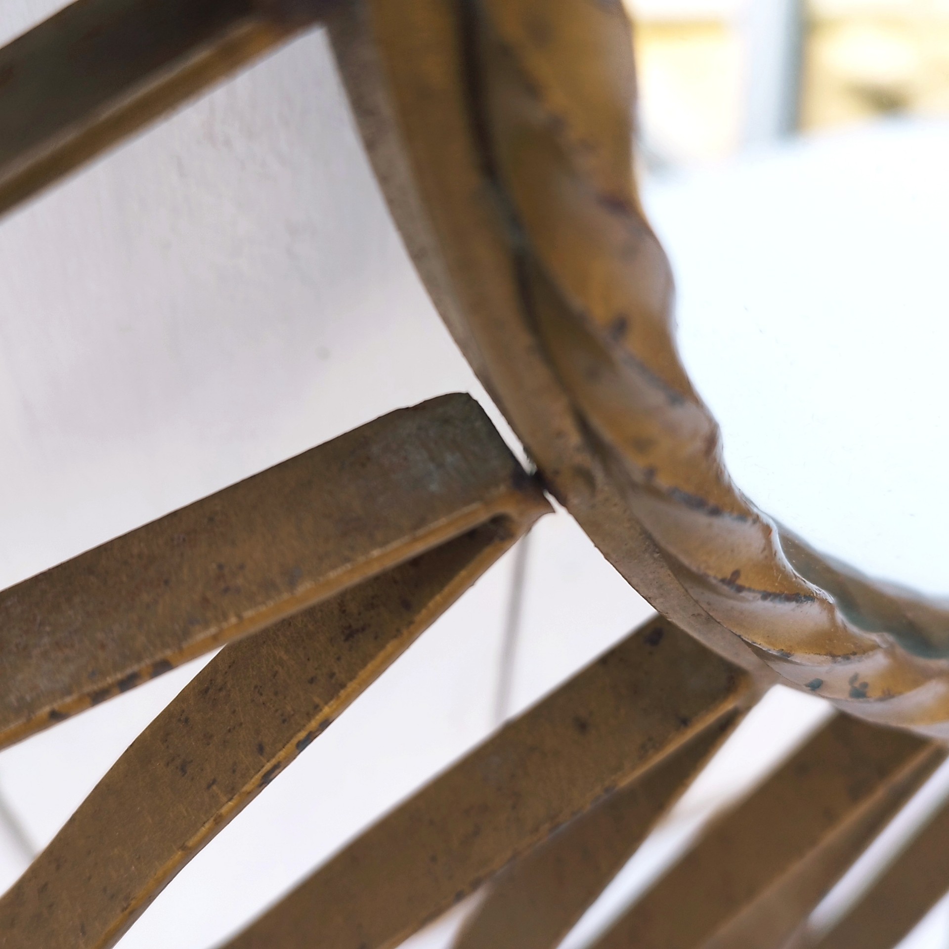 Grand miroir soleil, oeil de sorcière, en métal doré datant des années 50.  Traces de corrosion et manques de dorures. une rayure sur le miroir. Un point d'accroche sur l'arrière. Une soudure a sauté Dans son jus Diamètre total : 74 cm Diamètre miroir : 26 cm
