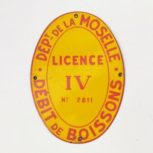 Ancienne plaque émaillée, licence IV du département de la moselle, de forme ovale et de couleur rouge et jaune. Numéro 2812. Très bon état. Dimensions : 25 x 17,5 cm