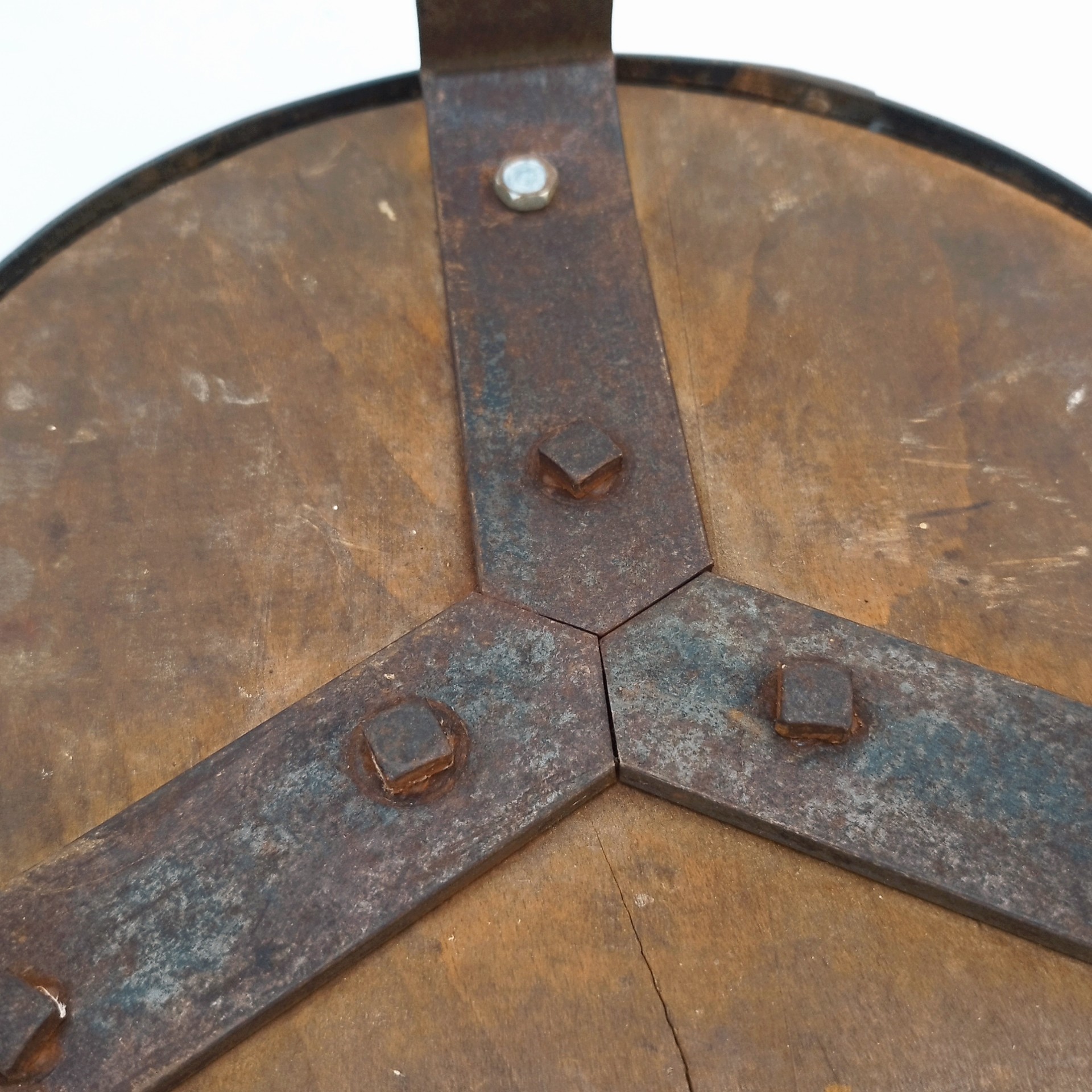 Petit tabouret brutaliste avec assise en bois patiné, cerclage  et pieds en fer forgé. Décoration très campagne ou très Loft. Patine d'origine. Un boulon a été changé. Bon état général. Hauteur : 38 cm Diamètre : 27 cm